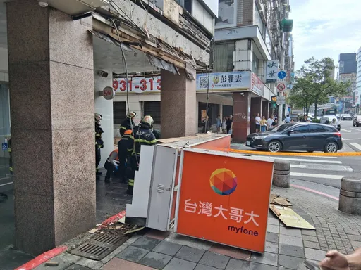 北市東區台哥大招牌墜落　2路人慘遭砸傷...65歲婦人骨折