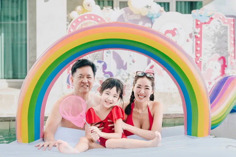劉伊心（右起）和老公林志隆為6歲女兒「牙子」安排生日旅行。劉伊心提供