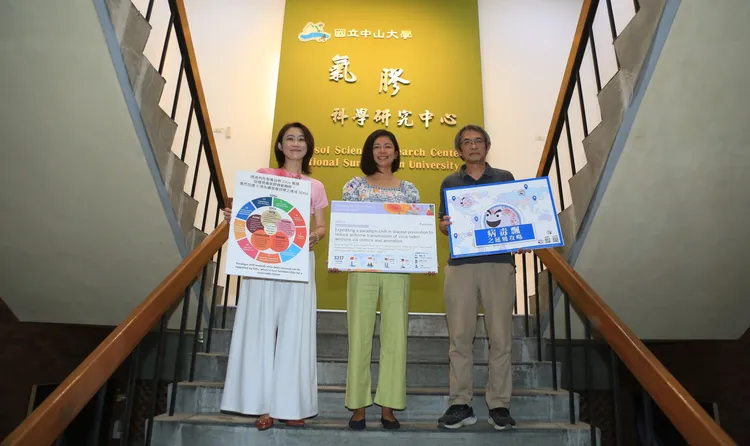 中山大學氣膠科學研究中心「病毒飄之延燒攻略」，發現動畫在提升防疫行為意願上的效果最佳。左起氣膠科學研究中心主任王家蓁、教育所教授謝百淇、西灣學院副教授李育諭。翻攝畫面