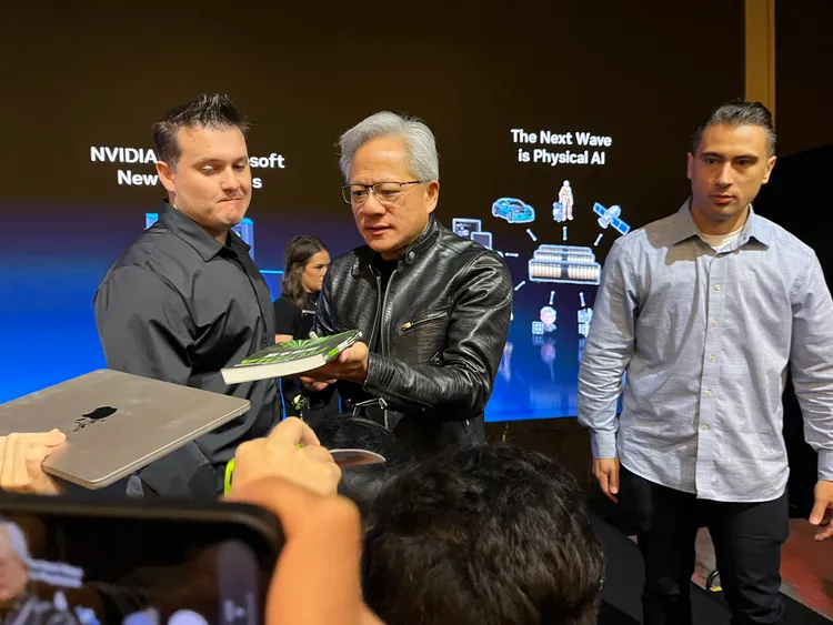 輝達（NVIDIA）執行長黃仁勳於全球媒體問答後幫媒體簽名留念。莊宗達攝