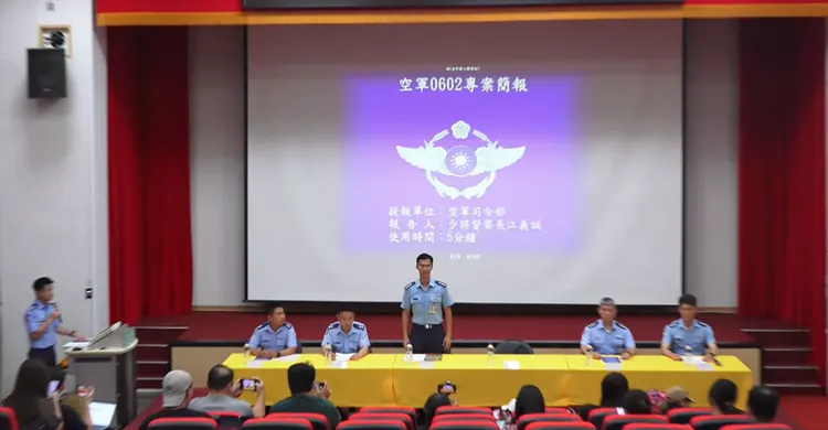 空軍召開臨時記者會說明高雄T-34教練機墜毀事件。圖取自國防部直播