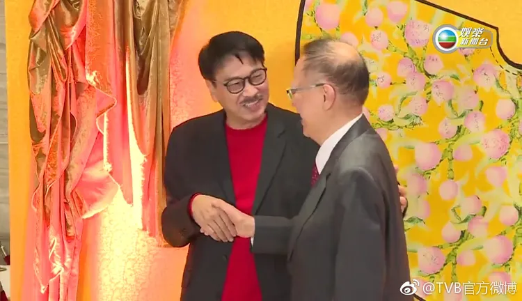 出身TVB藝訓班的吳孟達（左）祝賀老師鍾景輝80大壽，如今師徒在天上重逢。翻攝TVB官方微博