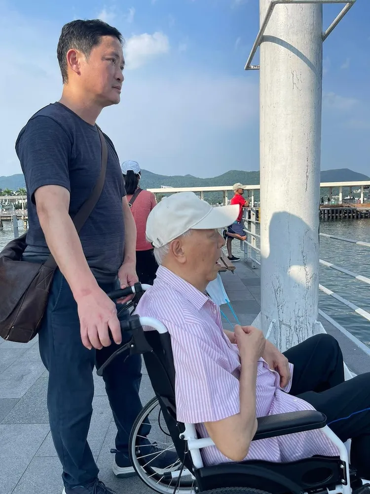 余俊峰（左）去年3月PO出帶鍾景輝看海。翻攝余俊峰IG