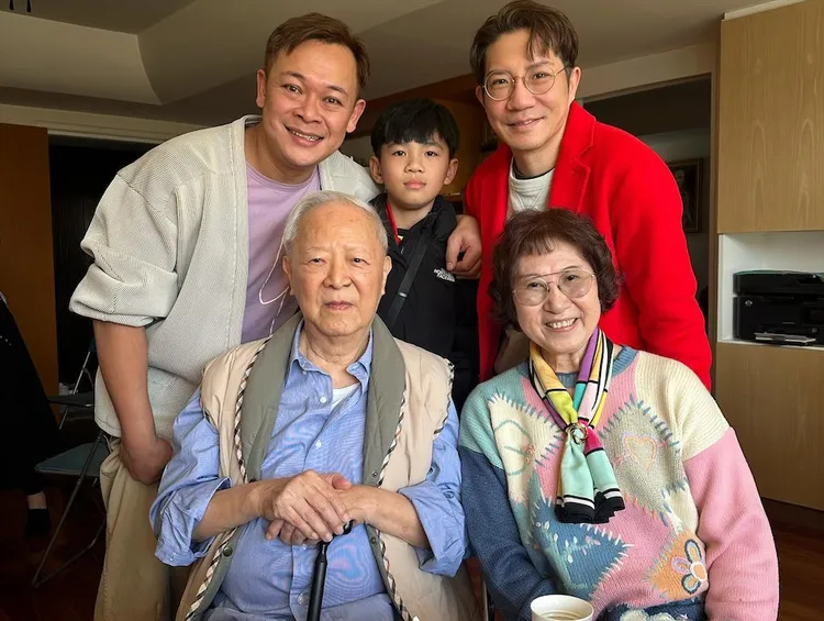 梁祖堯（後排左）等人2024年大年初二去鍾景輝（前排左）家拜年。翻攝梁祖堯IG