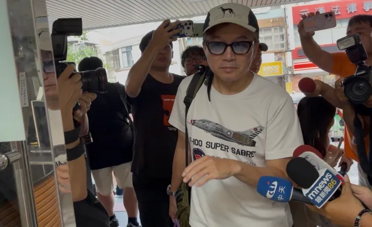 孫安佐父親孫鵬在士院裁定兒子100萬元交保10分鐘後，帶錢到士院辦保。張欽攝
