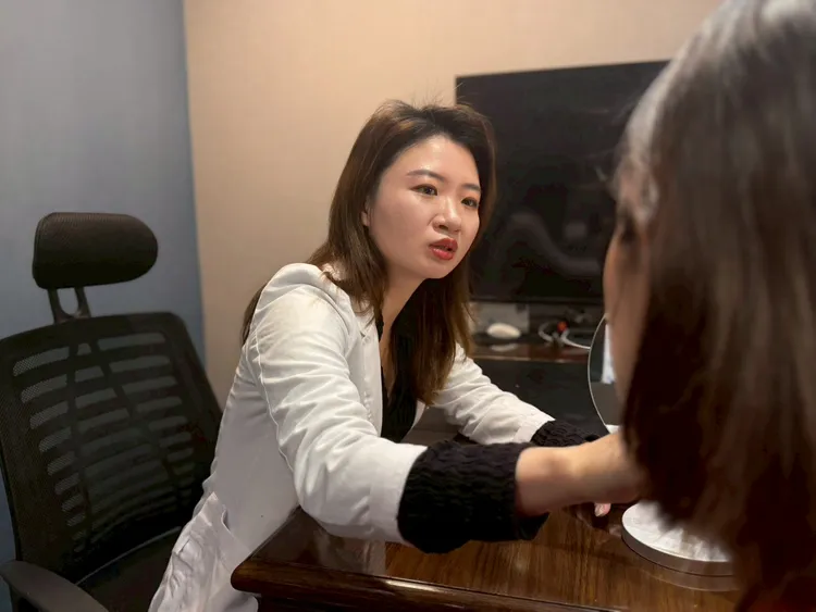 林庭伊醫師指出，許多人常陷入「臉垮才補救」的盲區。