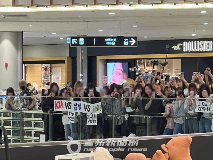 不少粉絲把心願寫在手幅上，有人舉著「KIA VS 三星 VS NCTzen」，要SION做選擇。陳薇安攝