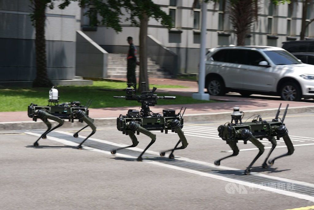 中科院秀3款機器狗 偵蒐、巡檢到火力支援打造國軍新戰力