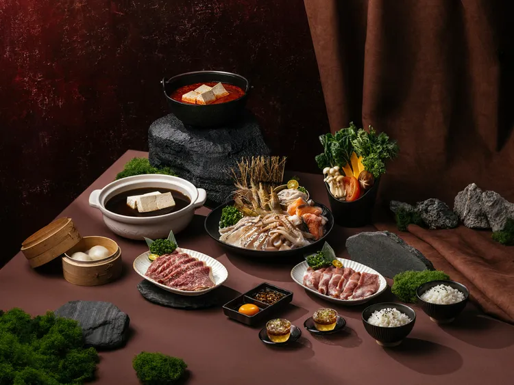 煙波集團一泊二饗「海陸炙饌」住房專案，新竹湖濱館四人分饗餐集結日本A5和牛、龍虎斑菲力、日本生蠔、白蝦及晃晃亞麻籽豬等豐盛海陸珍味。煙波國際觀光集團提供
