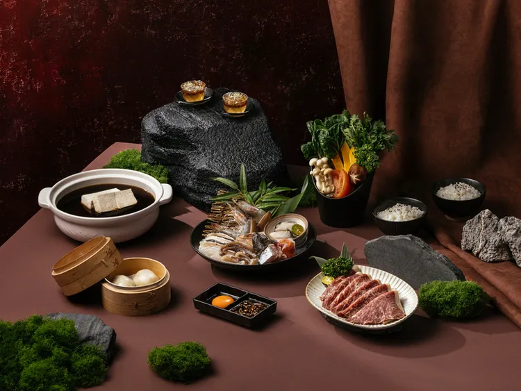 新竹湖濱館雙人分饗餐以日本A5和牛、龍虎斑菲力搭配三款特色鍋底，呈現層次豐富的海陸饗宴。煙波國際觀光集團提供