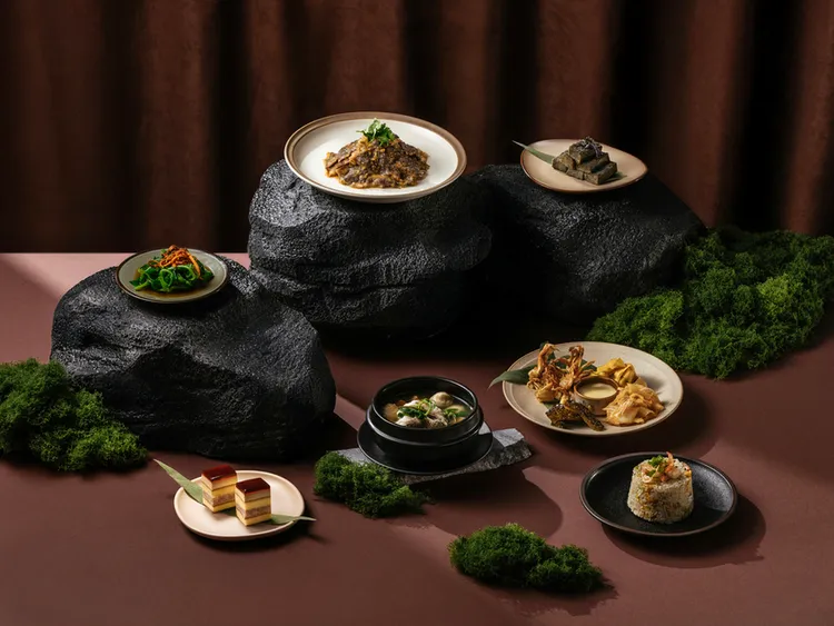 煙波花蓮太魯閣館一泊二饗「海陸炙饌」住房專案，雙人分饗端出沙嗲翡翠燴A5和牛與麵包果野菜魚丸湯，展現花東山海風土特色。煙波國際觀光集團提供