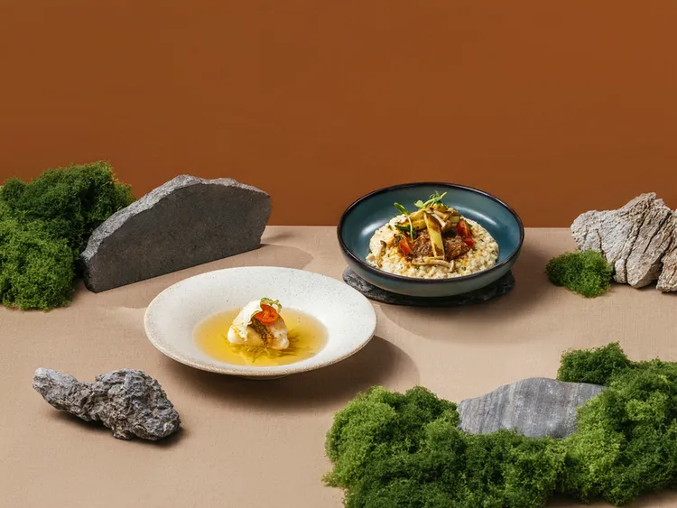 煙波集團台南館一泊二饗「海陸炙饌」住房專案，主打佛手瓜龍虎斑澄清湯與慢燉日本A5和牛肉排菌菇燉飯，展現府城細膩食藝。煙波國際觀光集團提供