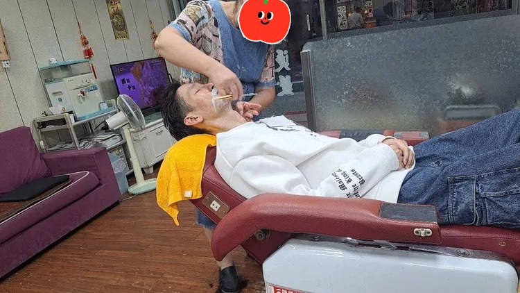唐治平女友帶他去理髮院整理外表，希望有新的氣息。陳小姐提供
