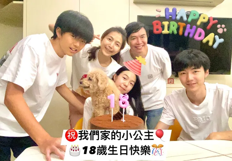 吳鈴山一家人感情很好，一起替女兒慶祝生日。翻攝自吳鈴山臉書