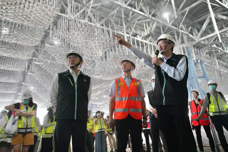 交通部長陳世凱（中）視察第三航廈主體工程。桃機提供