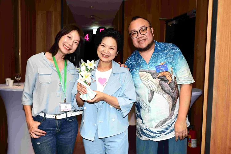 楊貴媚獲獎，丁寧、葉天倫到場助祝賀。台北電影人扶輪社提供