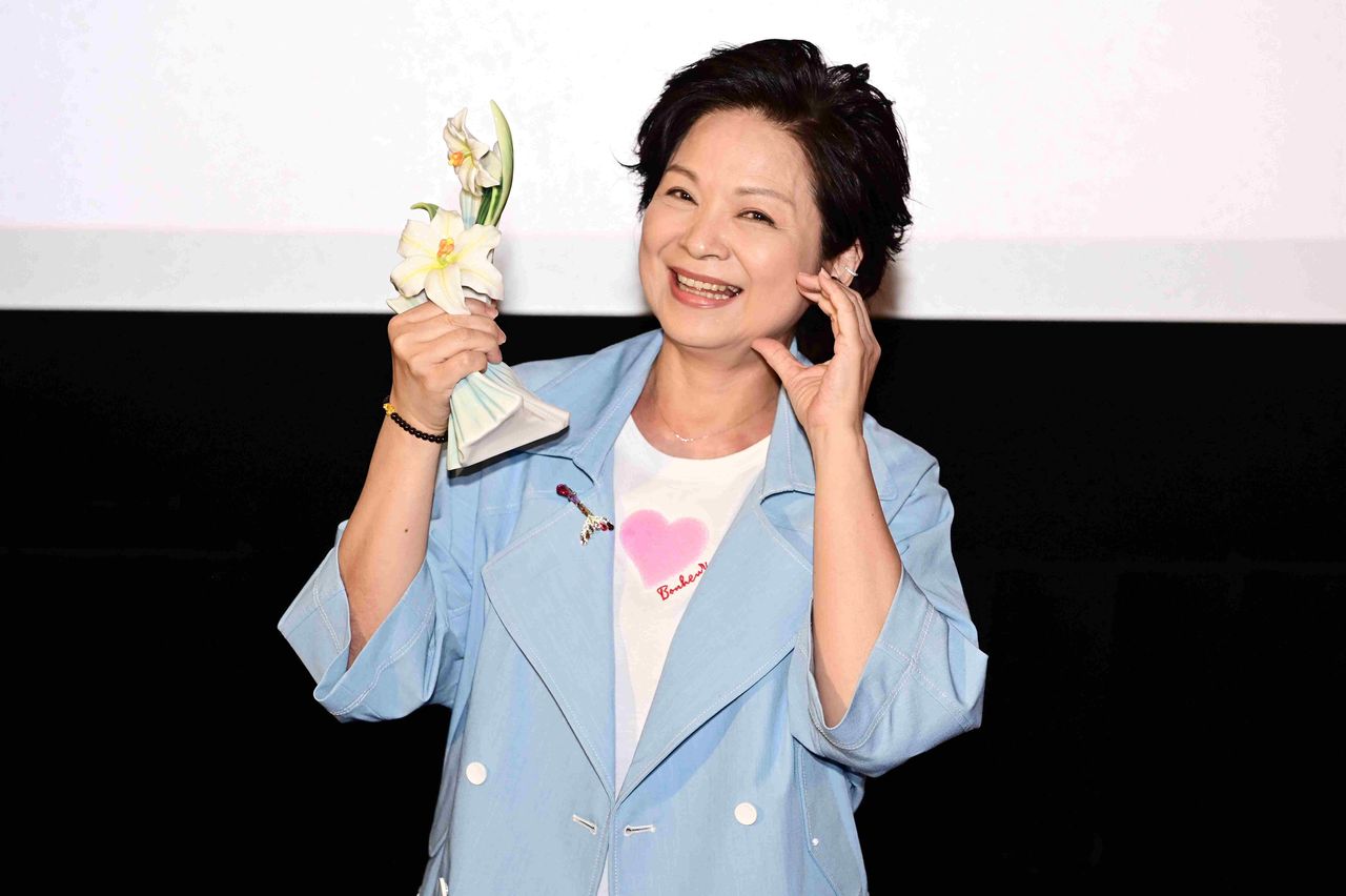 楊貴媚照顧中風母親有感 行善20年獲真善美大賞