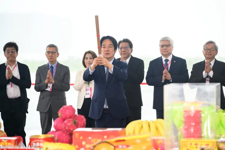 總統賴清德和台積電董事長魏哲家到屏科參加動土典禮。南科管理局提供