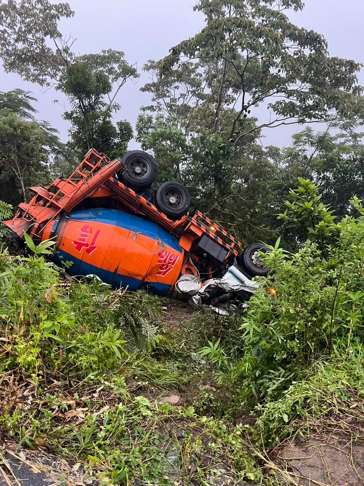一輛預拌混擬土車在赤科山竹林農路翻覆。民眾提供