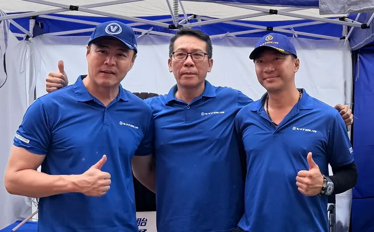 （左起）劉至翰、葉少青，競技部部長劉展瑞。民視提供