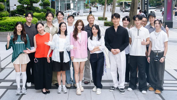 《愛上外星情人》開鏡，主演鳳小岳、曾莞婷等人到場。群星瑞智/米神國際提供