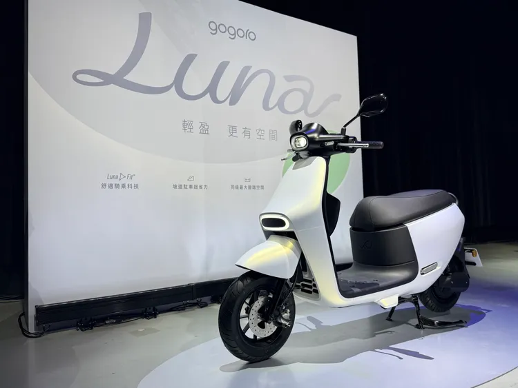 Gogoro Luna首度搭載LunaFit舒適騎乘科技，透過座高、把手與腳踏空間調整，打造更自然放鬆的騎姿。林浩昇攝