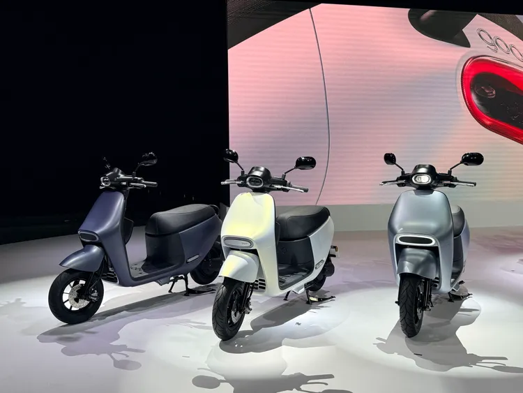 Gogoro Luna提供月光白、月霧藍與月影藍三款專屬車色。林浩昇攝