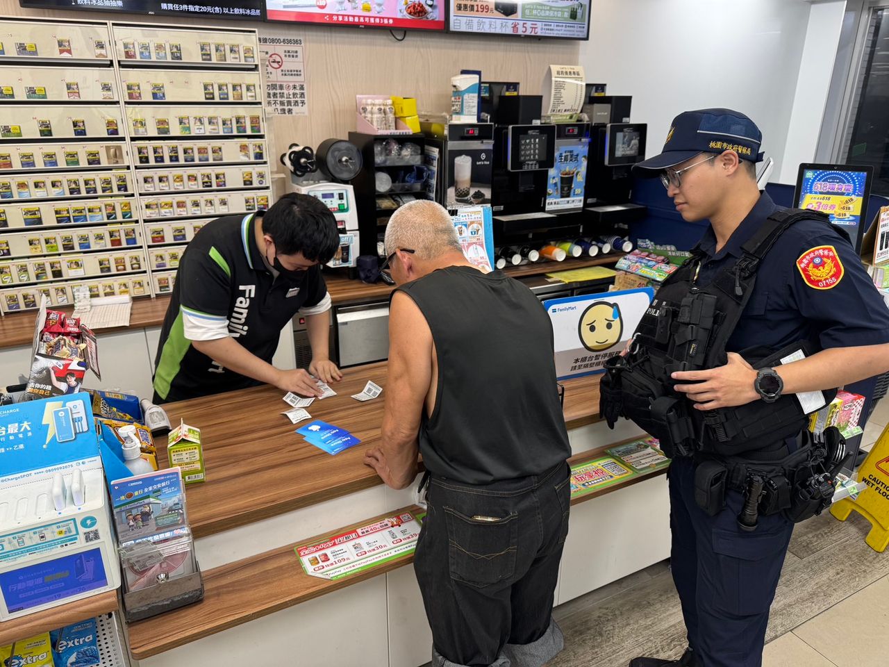 6旬男深夜衝便利商店買點數卡! 熱心民眾一舉動阻詐