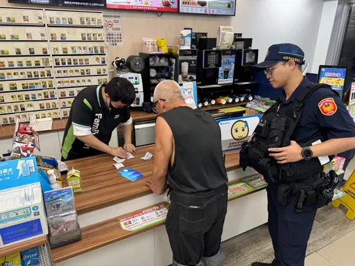 6旬男深夜衝便利商店買點數卡！　熱心民眾一舉動阻詐