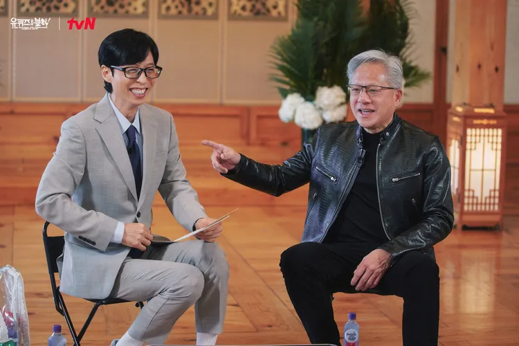 黃仁勳（右）與劉在錫相談甚歡，將在節目中聊台裔出身到美國打拚的過程。翻攝tvN