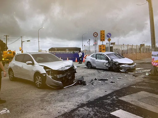 女駕駛疑闖紅燈！攔腰撞上綠燈直行小客車　兩車碎片掉滿地釀1傷