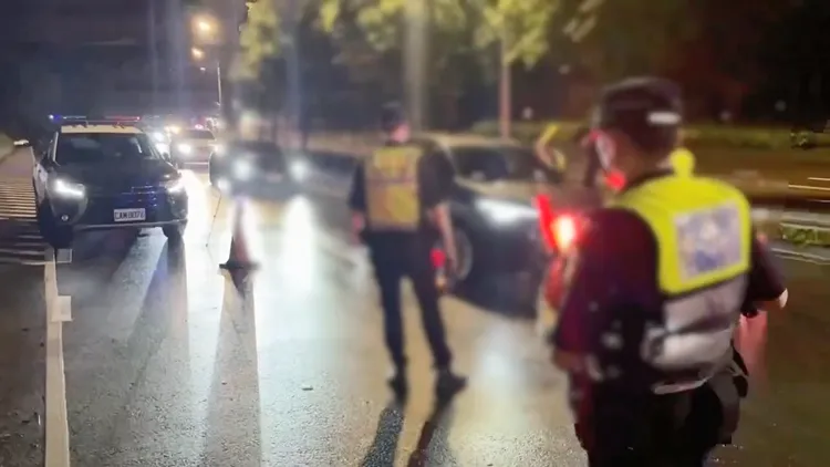 警方實施攔檢。翻攝畫面
