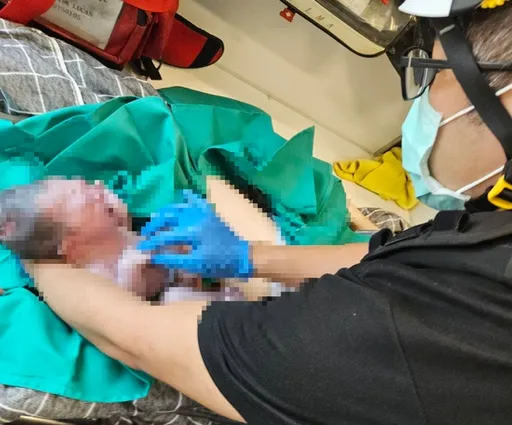 又驚又喜！孕婦救護車上急產　三重消防員化身接生員迎接新生命