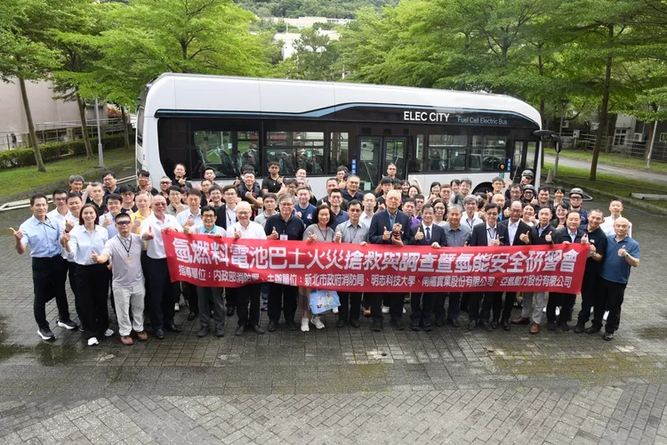 氫燃料電池巴士火災搶救與調查暨氫能安全研習會大合照。翻攝畫面