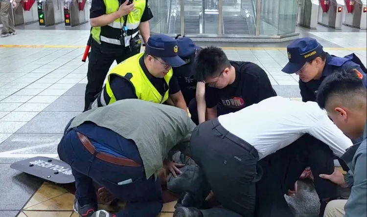 1名丟擲煙霧彈之歹徒於捷運站遭警察、保全及熱心民眾制服。翻攝畫面