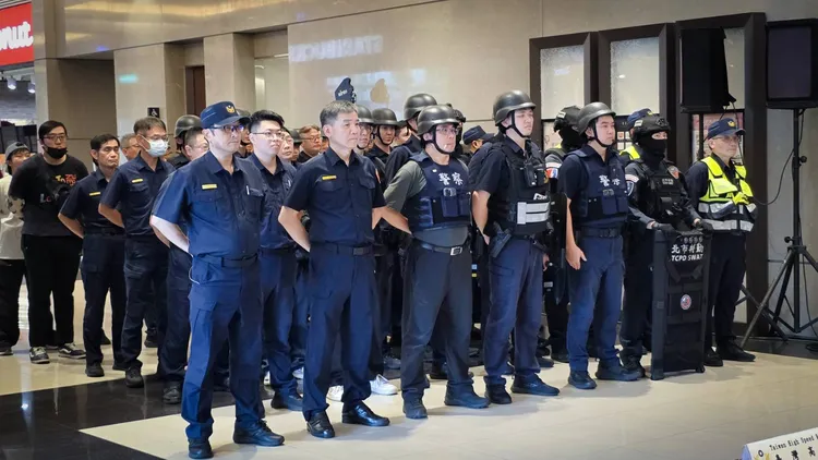 南港分局分局長洪漢周率隊執行反恐演練。翻攝畫面