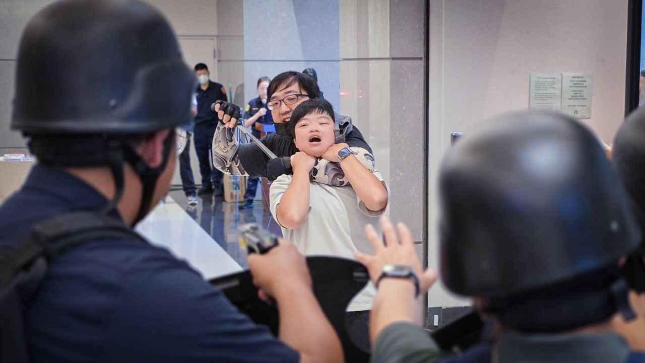 南港車站反恐演練超逼真 北市警跨單位攻堅、疏散民眾
