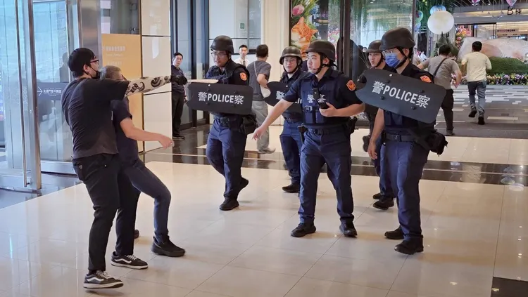 1名歹徒逃往南港車站一樓，並隨機挾持人質。翻攝畫面