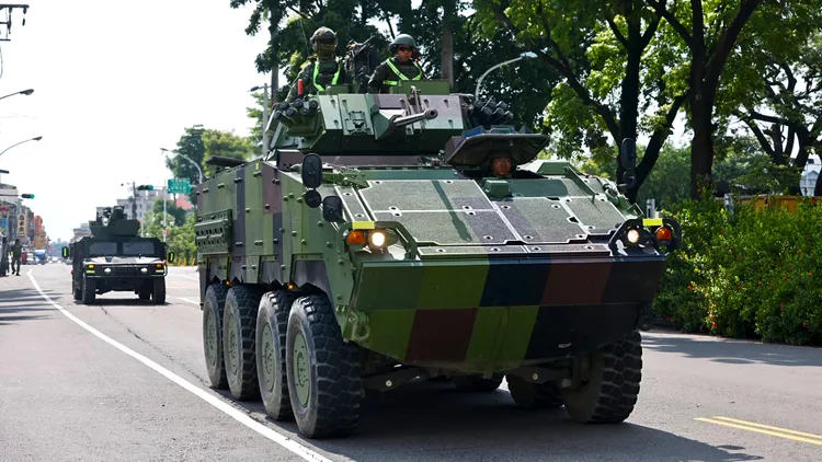 聯兵333旅CM32、CM33、CM34裝步戰鬥車快速向任務地區機動，執行重要目標防護任務。莊全成提供