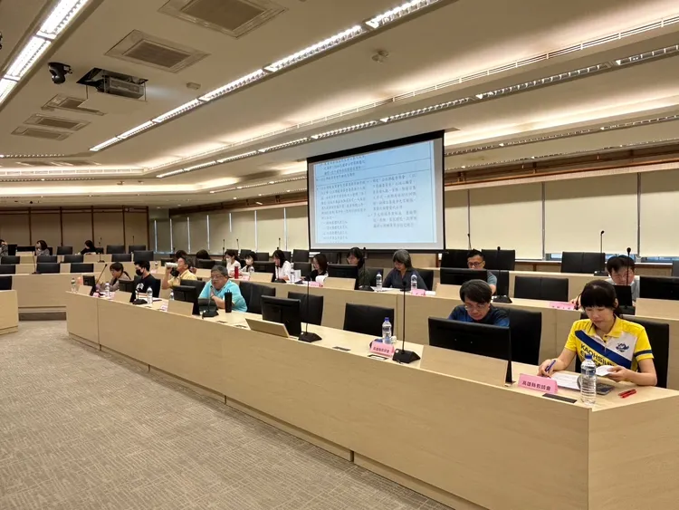 高雄市教育局5日召開「校園親師生溝通調處機制」研商會議。翻攝畫面