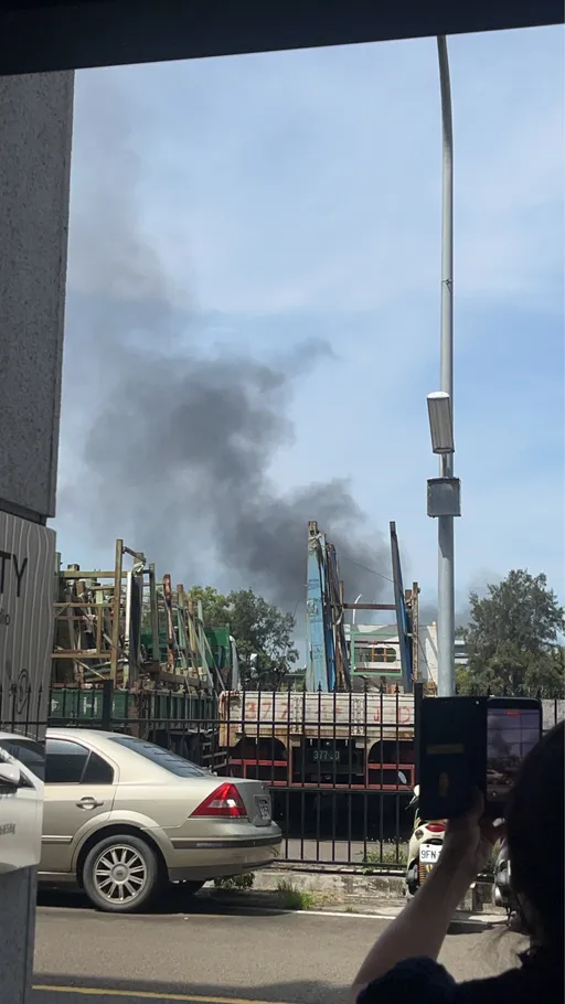新竹空軍基地傳爆炸聲！巨大濃煙四竄　居民：對面民宅都在震