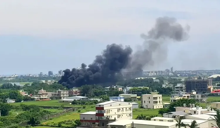 新竹空軍基地傳爆炸聲，飄出濃煙。網友roc.militarylife 授權提供