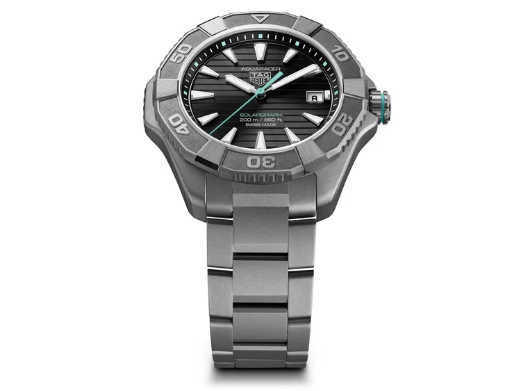 TAG Heuer Aquaracer Professional 200 Solargraph腕錶鈦黑款，40mm，噴砂處理2級鈦金屬錶殼，黑色放射狀太陽紋磨砂錶面，噴砂處理2級鈦金屬三板帶錶鍊，Calibre TH50-00太陽能機芯，動力儲存10個月，防水深度200米，11萬6400元。品牌提供  
