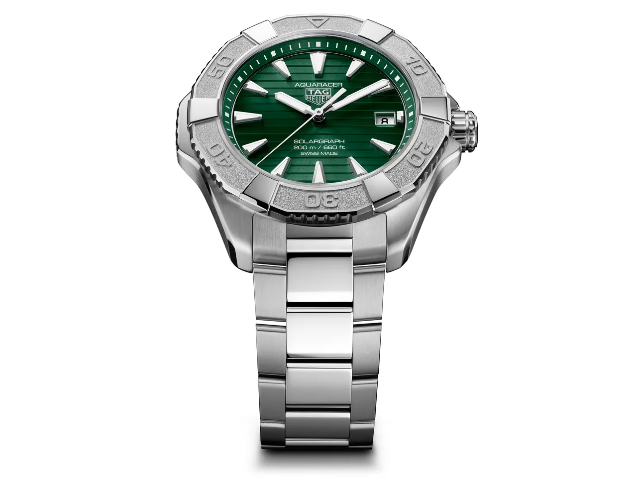 TAG Heuer Aquaracer Professional 200 Solargraph腕錶綠面款 ，40mm，拋光與精細磨砂精鋼錶殼，綠色放射狀太陽紋磨砂錶面，拋光與精細磨砂精鋼三板帶錶鍊，Calibre TH50-00太陽能機芯，動力儲存長0個月，防水深度200米，9萬9300元。品牌提供