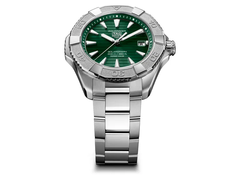 TAG Heuer Aquaracer Professional 200 Solargraph腕錶綠面款 ，40mm，拋光與精細磨砂精鋼錶殼，綠色放射狀太陽紋磨砂錶面，拋光與精細磨砂精鋼三板帶錶鍊，Calibre TH50-00太陽能機芯，動力儲存長0個月，防水深度200米，9萬9300元。品牌提供