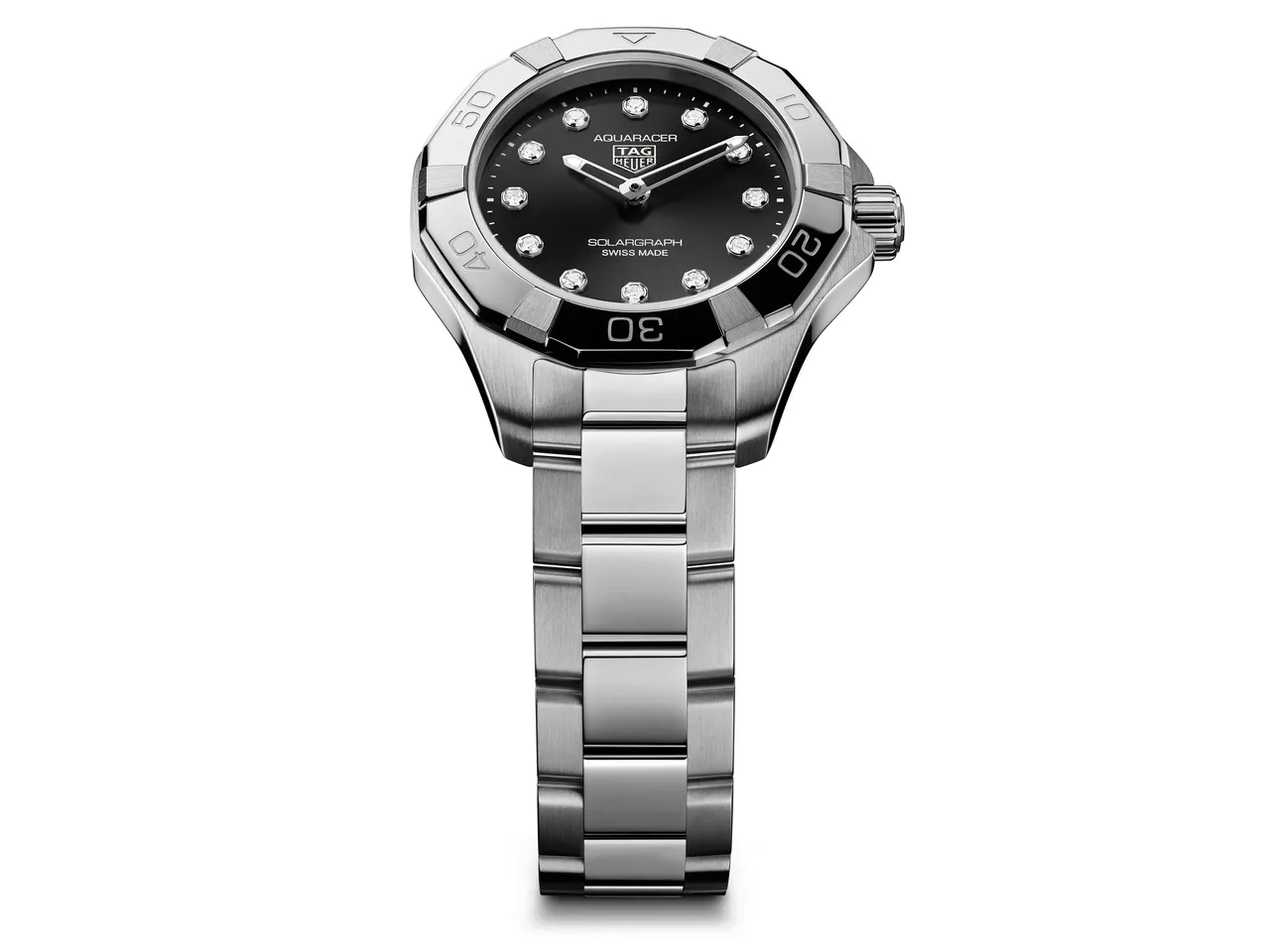 TAG Heuer Aquaracer Professional 100 Solargraph腕錶，28毫米黑面鑲鑽款，拋光與精細磨砂精鋼錶殼，黑色放射狀太陽紋磨砂錶面，拋光與精細磨砂精鋼三板帶錶鍊，Calibre TH51-00太陽能機芯，動力儲存8個月，防水深度100米，9萬7500元。品牌提供  