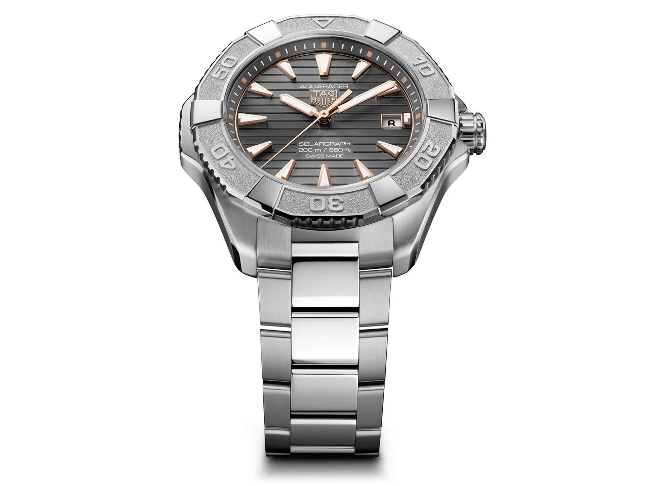 TAG Heuer Aquaracer Professional 200 Solargraph腕錶鈦灰玫瑰金款，40mm，拋光與精細磨砂5級鈦金屬錶殼，灰色放射狀太陽紋磨砂錶面，拋光與精細磨砂5級鈦金屬三板帶錶鍊，Calibre TH50-00 太陽能機芯，動力儲存10個月，防水深度200米，12萬3200元。品牌提供 