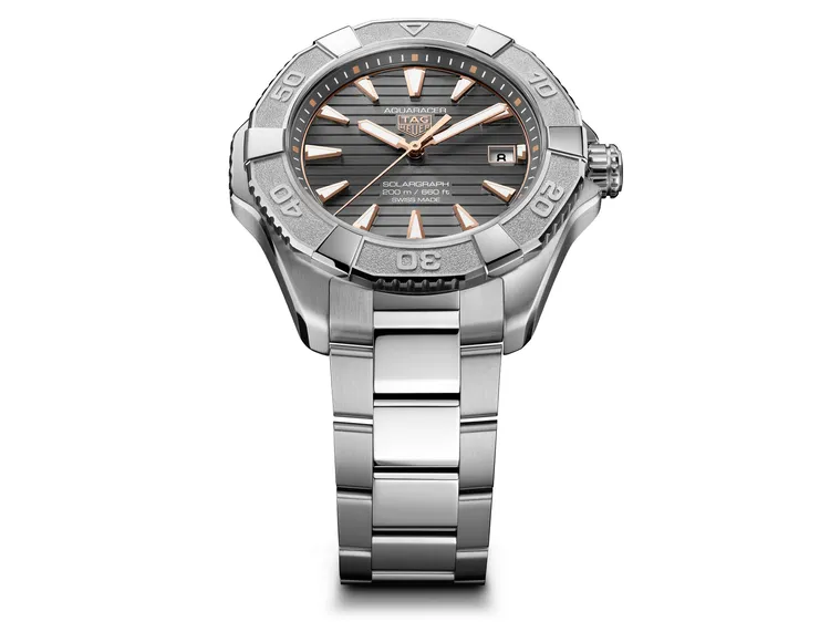 TAG Heuer Aquaracer Professional 200 Solargraph腕錶鈦灰玫瑰金款，40mm，拋光與精細磨砂5級鈦金屬錶殼，灰色放射狀太陽紋磨砂錶面，拋光與精細磨砂5級鈦金屬三板帶錶鍊，Calibre TH50-00 太陽能機芯，動力儲存10個月，防水深度200米，12萬3200元。品牌提供 
