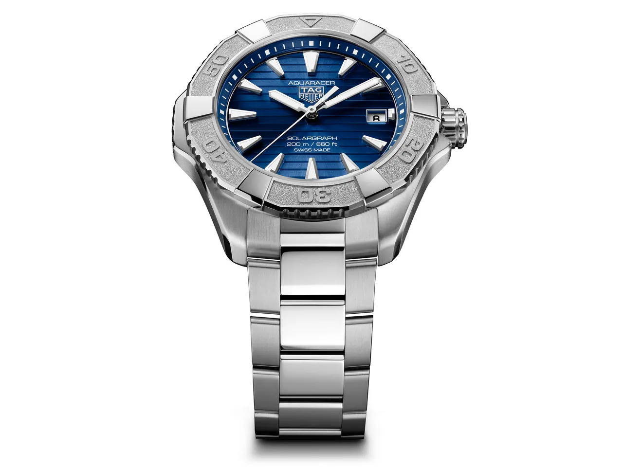 TAG Heuer Aquaracer Professional 200 Solargraph腕錶藍面款 ，40mm，拋光與精細磨砂精鋼錶殼，藍色放射狀太陽紋磨砂錶面，拋光與精細磨砂精鋼三板帶錶鍊，Calibre TH50-00太陽能機芯，動力儲存10個月，防水深度200米，9萬9300元。品牌提供