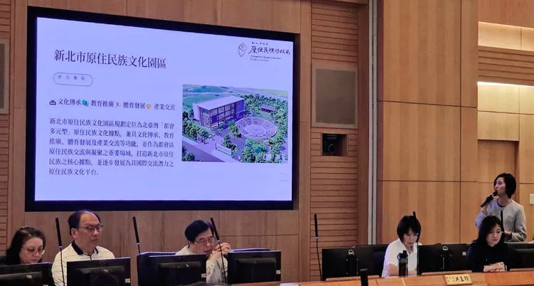 新北市原民局長Siku Yaway林瑋茜（右）說明，原民局目前正積極規畫打造新北市原住民族文化園區成為北台灣最大的原住民族文化據點。原民局提供